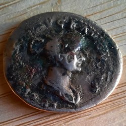 Julia Titi A/Buste a d R / Vesta assise a g -79-80 D18.4 P 2.76g BRITISH MUSEUM BNK R .305 1ex connu
