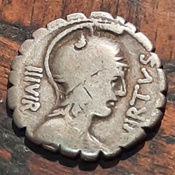 Aquillia A/Buste Virtus a d R/Guerrier relevant une femme -71 D19 P3.58g RCV336