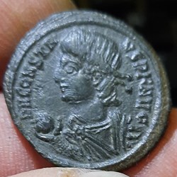 Constans A/Tete diademe a d R /Soldat et persoonage 348+350 D21.5 P 4.13g RIC118