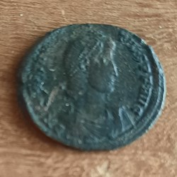 Constance 2 A/ Buste diademe a d R /Soldat terrassant cavalier +350+351 D26.1 P 4.35g RIC81 C 44