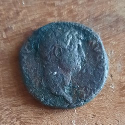 Hadrien A/ Buste radie a d R / La Sante assise a g D25.4 P 9.32g RCV 3659 RIC 657 C 367