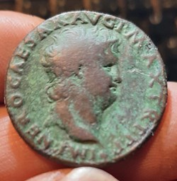 Nero A/Tete lauree a d R /Victoire volant a g D27.3 P9.98g C298 RIC231