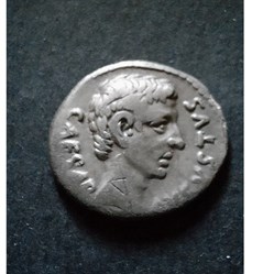 Auguste A/Tete a d CAESAR AVGVSTVS.R/ Instruments du culte D 19 P3.32g -13 RCV 1595