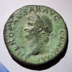 Neron A/ Buste laure a g R/Temple Janus portes fermees D26.8 P 9.86g RIC 348 C 175