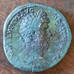 Lucius Verus A/Tete lauree a d R/ Empereur sur plateforme +164 D32.5 P26.27 RCV5374 C159 RIC1370