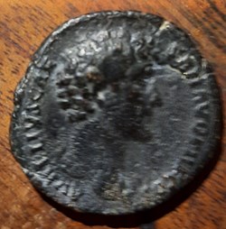 Marc Aurele A/Tete nue a d R/ Instrument du culte D27 P 9.20g RIC1240 C455 RCV 4834