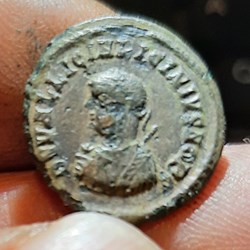 Licinius 2 A/ Tete lauree a g R / Porte de camp +318+320 D17.6 P2.47g C21 RIC 45 (R3)