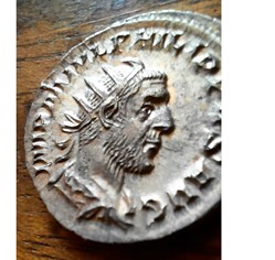 Philippe 1 l Arabe A/Buste radie a d R/Rome assise a g +247 D21.2 P3.58gRCV 8954 C170 RIC 45