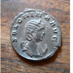 Salonine A /Buste diademe a d R/Vesta assise a g +258+259 D20.6 P3.05g C 143 RIC 32