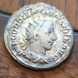 Gordien 3 A/Buste rade a d R/Apollon assis a g -242-243 D23.3 P 4.64 RCV8648 C261 RIC89