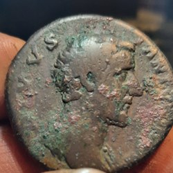 Antonin le Pieux A/Tete nue a d R/Autel D30.2 P21.84g C58 RIC1272 RCV5200