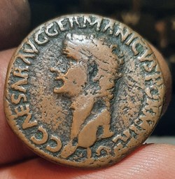 Caligula A/Tete nue a g R/Vesta assise a g +37+38 D27 P9.87g C27 RIC38 RCV 1803