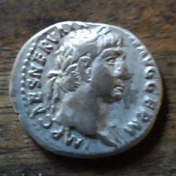 Trajan A/Buste laure a d R/Victoire volant a g D18 P3.23g RIC 60 C 242