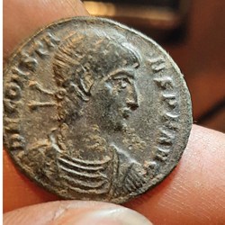 Constans A /Tete lauree a d R/Constans et Victoire a g +349+350 D22.6 P5.15g RIC109 C10