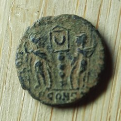 Constantin 2 A/Tete diademee a d R/Soldats face a face +337+338 D14.7 P1.37 RIC 11 (R)