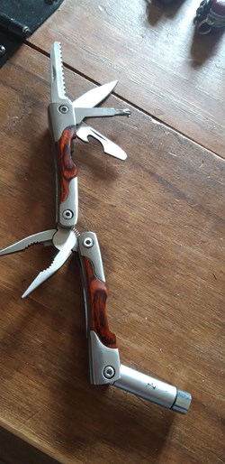 COUTEAU MULTI FONCTIONS
