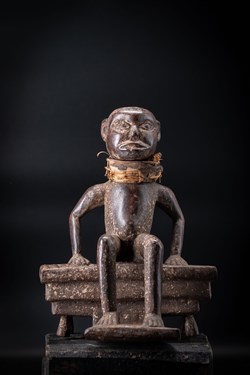 Bamileke maître des songs assis sur un jeu de balafonts