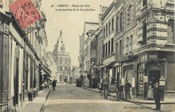 L'Hôtel de Ville et la Grande Rue