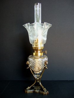 Lampe à pétrole en cristal sur un support tripode en bronze