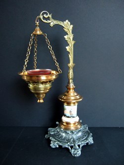 Veilleuse à huile, à socle en régule et porcelaine de Paris