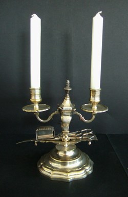 Candélabre en métal argenté à deux bougies, avec mouchette.