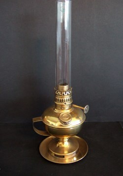 Lampe  Belge à pétrole de marque Sépulcre .