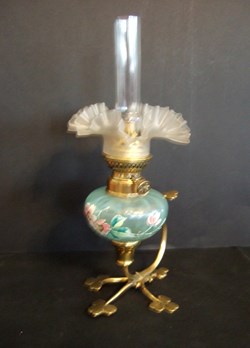 Petite lampe à pétrole avec un réservoir en verre à décors de fleurs émaillées