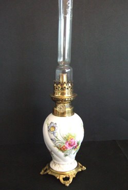 Petite lampe à pétrole en porcelaine à réservoir torsadé .