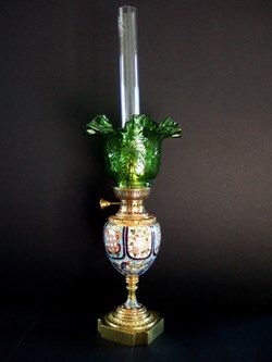 Lampe à pétrole en bronze et émaux à champlevés