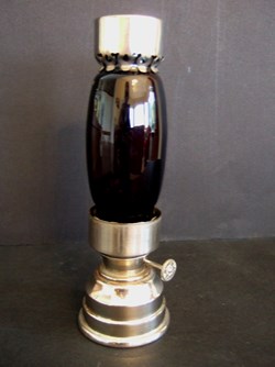 Petit verre inactinique Junius sur une petite lampe à essence