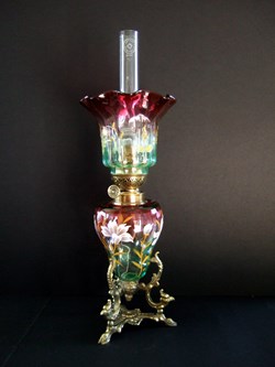 Lampe à pétrole en ouraline, à décor émaillé