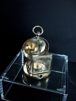 Petite lampe à essence dans une montre de gousset
