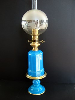 lampe à huile à modérateur en opaline bleue sur son réhausseur