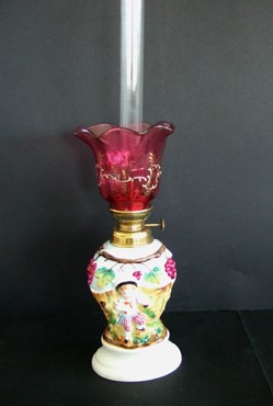 Lampe Valentine à pétrole, à motifs de vendanges en relief.