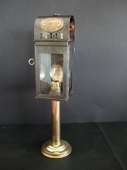 Lanterne à bougie en tôle avec porte bougie et évent en laiton, fabrication Masson