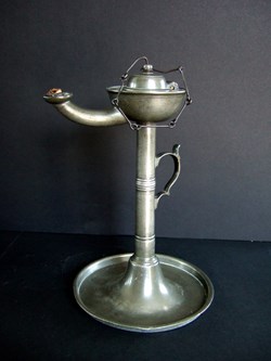 Lampe à huile en étain .