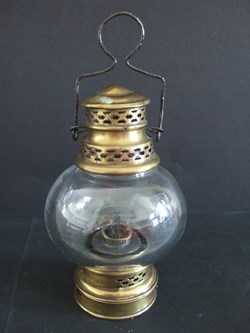 Lanterne à huile avec un globe en verre épais