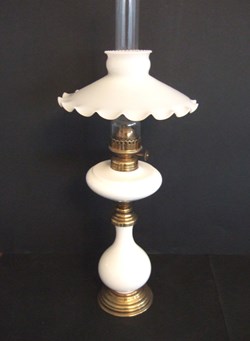 Lampe à pétrole à fût et réservoir en porcelaine blanche