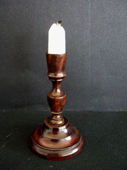 Petit bougeoir de maison de poupée en bois