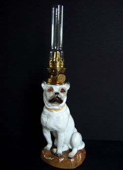 Lampe zoomorphe à pétrole figurant un chien