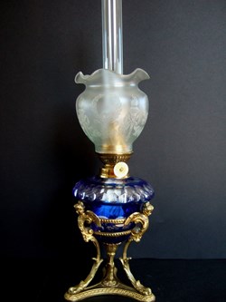 Lampe à pétrole en cristal multicouches sur un socle de bronze