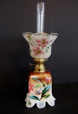 Lampe à pétrole en verre opalin