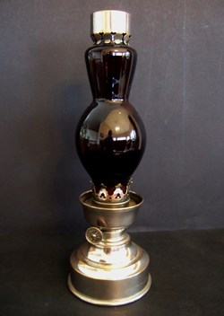 Grand verre inactinique Junius sur une lampe à essence