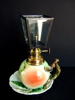 Lampe à pétrole figurant une pomme ( création Massier)