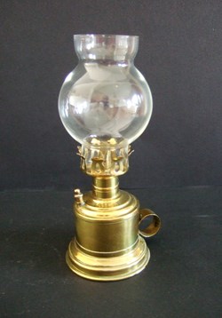 Petite lampe à essence avec allumoir à usage domestique