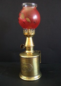Lampe à essence Pigeon en laiton fondu