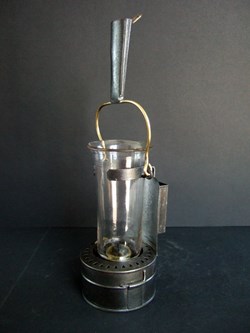 Lampe à huile à réservoir sous le bec et à cheminée de verre