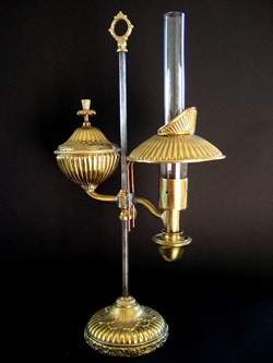 lampe à huile de type quinquet en laiton repoussé
