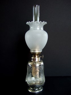 Lampe à pétrole en cristal gravé sertie dans une monture en argent