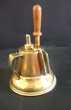 Lampe à essence avec allumoir et grattoir à allumettes
